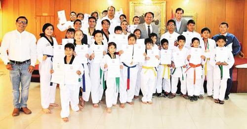Alcalde de Piura y los ganadores de medallas de oro y plata.